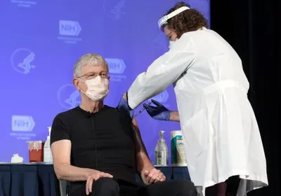 NIH Director Francis Collins receiving his first dose of the Moderna COVID-19 vaccine on December 2020. 